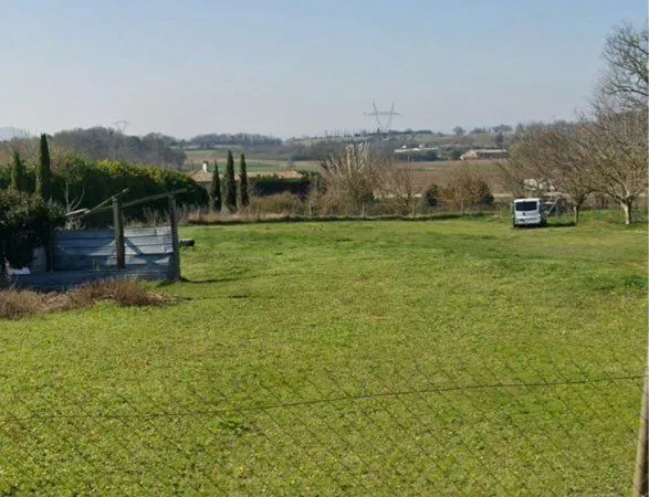 Terrain avec hangar, électricité et eau