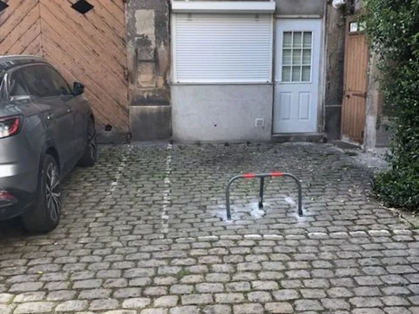 une place de parking dans cour sécurisée