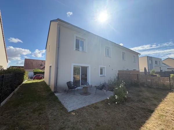 EXCLUSIVITÉ  Maison récente de 2020 avec 4 chambres, garage et terrain de 258 m²