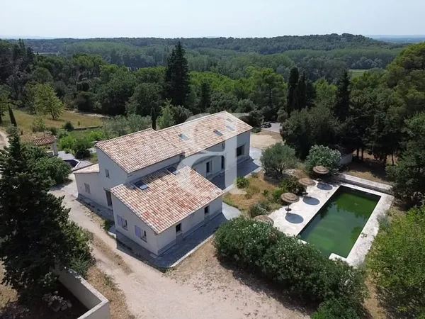 Charmante villa avec beau potentiel, parc et piscine à Loriol-d