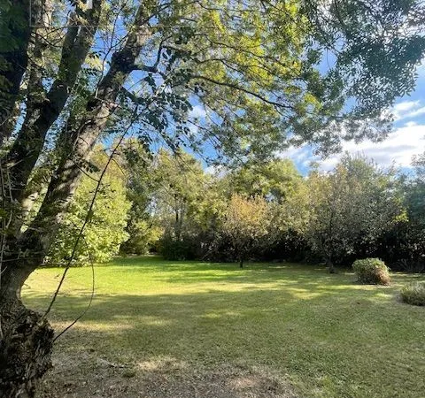Terrain à bâtir de 500 m² à EYGUIERES (13)