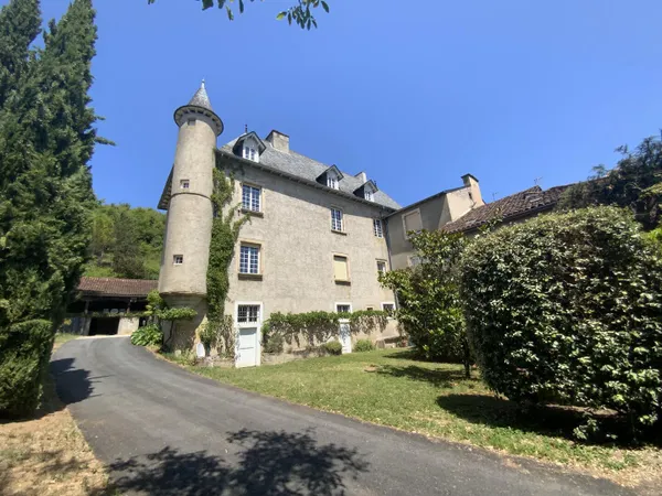 Secteur Saint-Céré , ancien couvent du XIIe siècle réhabilité, 350 m² habitables , dépendances, terr