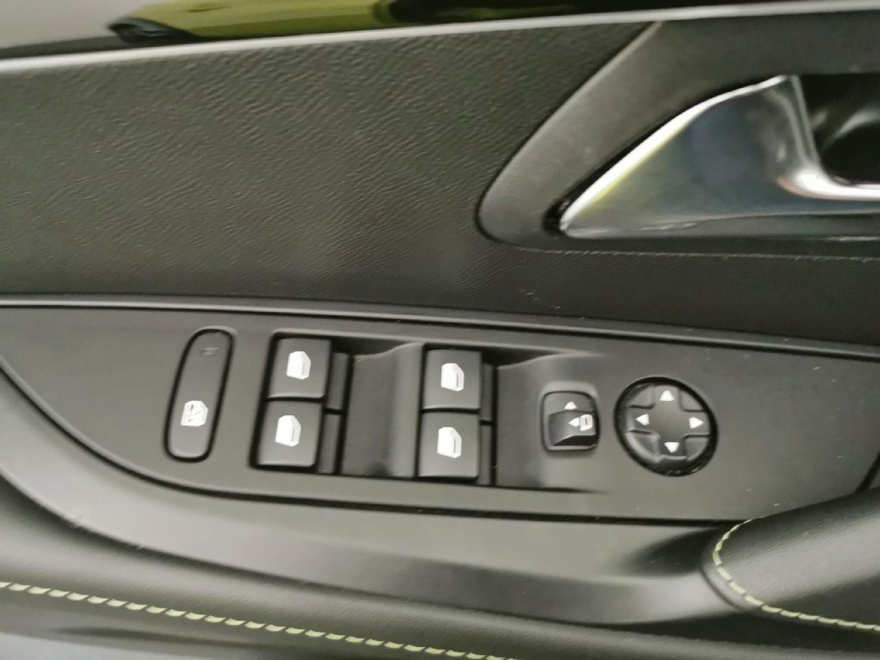 Peugeot 208 hybrid 136 e-dcs6 gt — photo 17