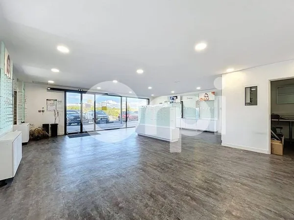 Local commercial 77 m²