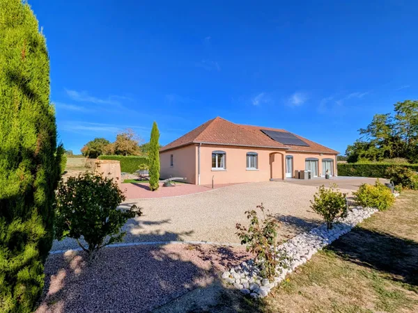 SAINT-YAN - Villa de plain-pied rénovée avec piscine