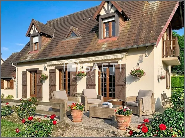 Maison lumineuse, en parfait état, au coeur du bourg de Cambremer.