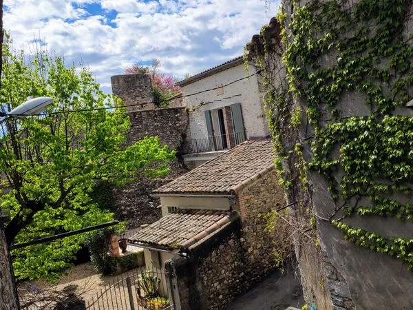 A vendre au sud d'Alès sur la commune de Ribaute-Les-Tavernes maison entièrement rénovée dans un trè