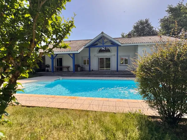Grande villa "atypique" avec piscine