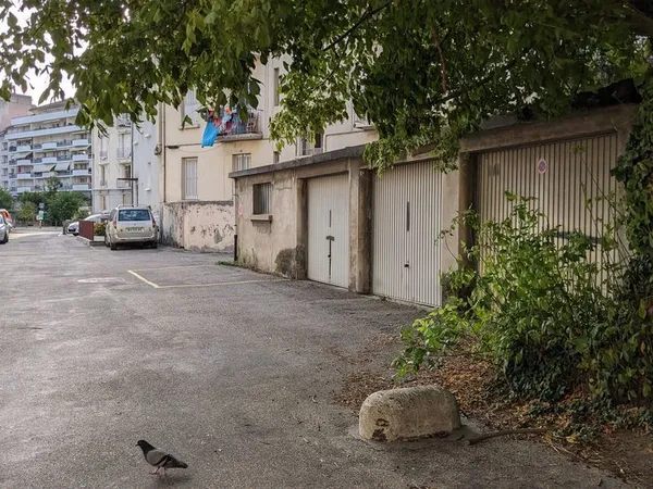Garage 18 m² proche parc Paul Mistral, côté Halle Clémenceau