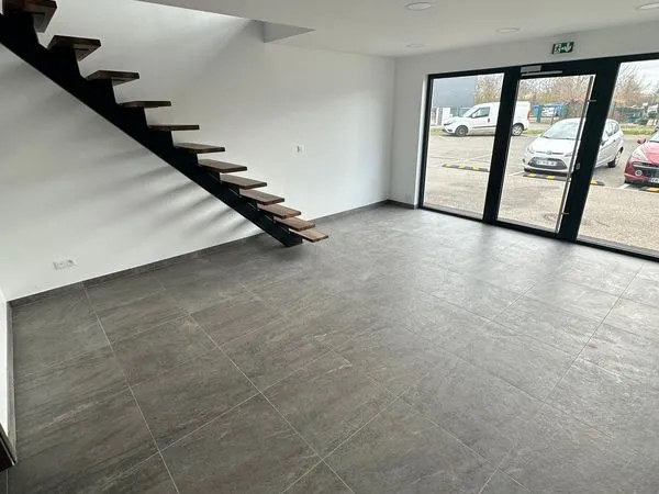 Local commercial/professionnel 200 m2-Acceuil, bureau, stockage + 4 parkings