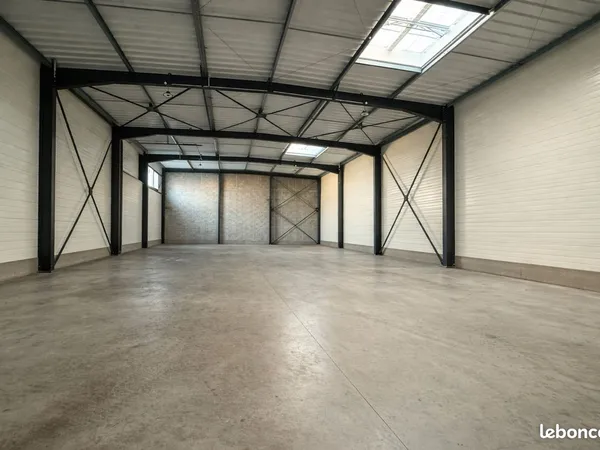 Local 450 m² Quévert
