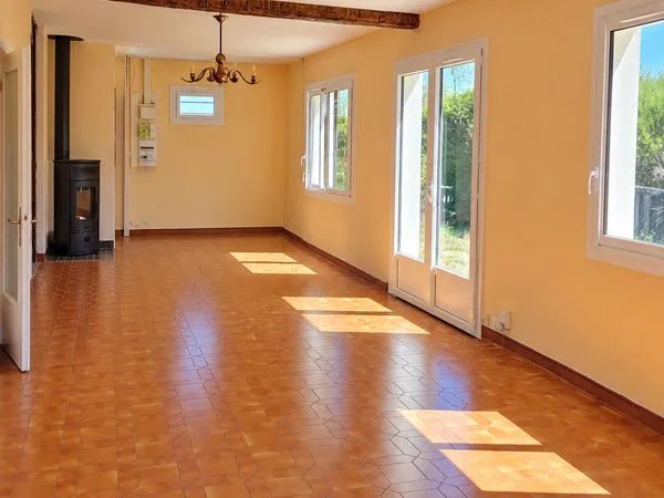 Maison plain-pied 3 chambres - Terrain 2 100 m² - Garage - Poêle à granulés