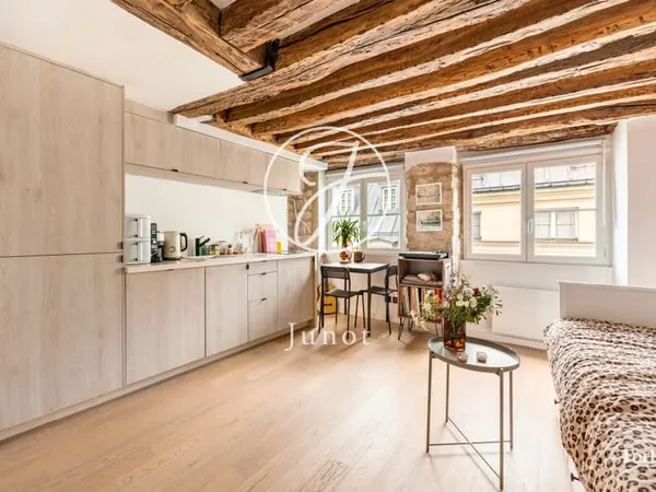 Paris 4e - PLACE SAINTE CATHERINE - Studio refait à neuf - 25,03m² Carrez
