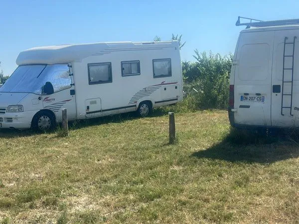 Location d'emplacements sécurisés - Camping-cars, caravanes, remorques et véhicules