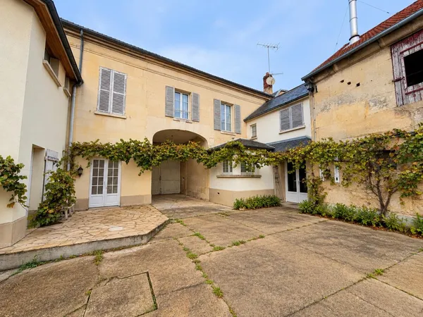 Maison à rénover de 180 m² en pierre de taille