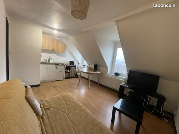 F2 mansardé 3e étage vue mer