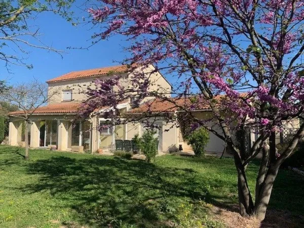 Très jolie maison 4 chambres plus T2 indépendant