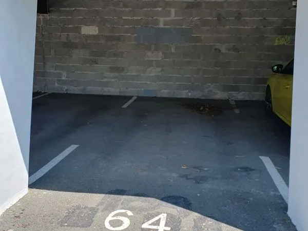 Parking/box 1 pièce 14 m²