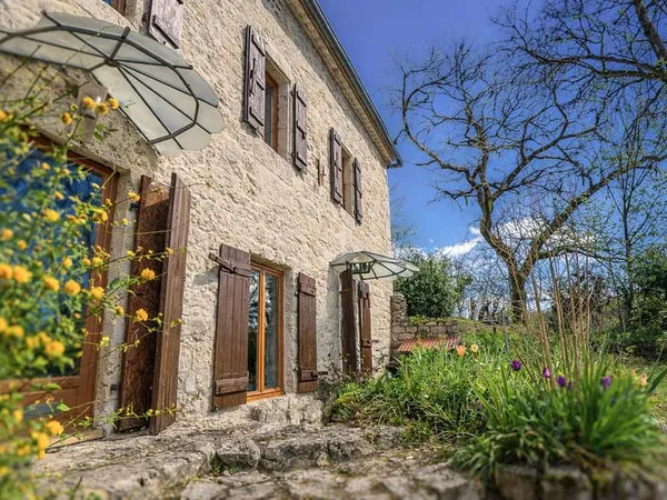 Maison en pierre avec chalet indépendant, sauna et terrain de 1,5 ha Vue dégagée