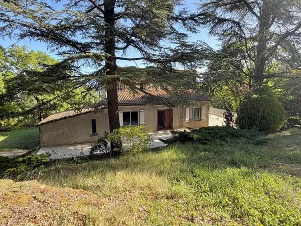 Grande villa aux nombreuses dépendances avec vue dominante !