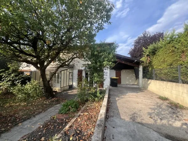 MAISON DE VILLAGE de 100 m² avec 3 chambres, TERRAIN et PARKINGS