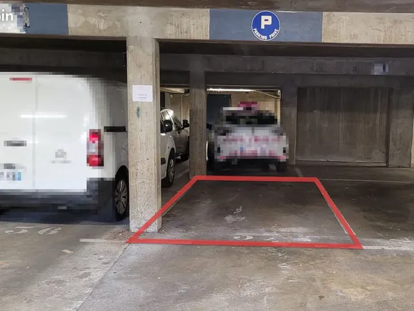 Emplacement de parking à louer - Centre-ville Saint-Médard-en-Jalles