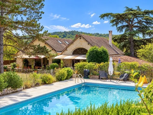 Maison de campagne avec annexe et piscine