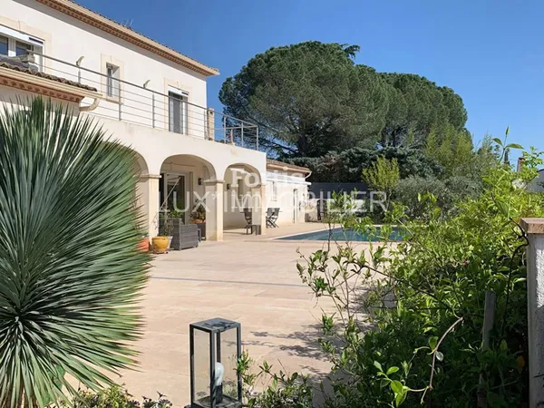 BEAUCAIRE / VILLA CONTEMPORAINE DE 250M² -