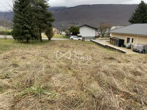 Terrain constructible et viabilisé de 1 365 m² à Champfromie