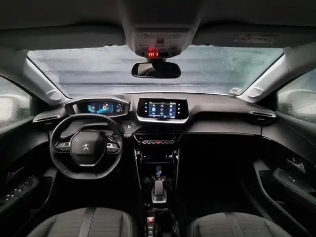 Peugeot 208 e- 136ch allure pack — photo 7
