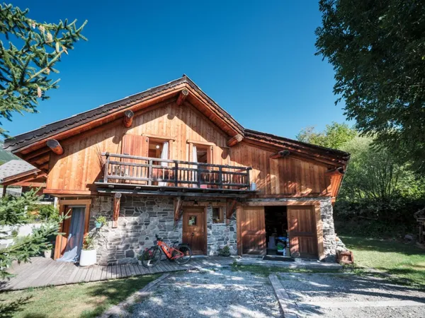 Pierre, bois et lumière au coeur des Alpes