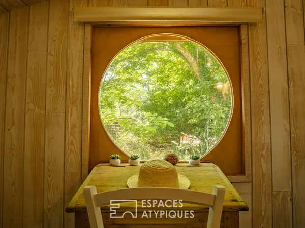 Maison forestière nichée au coeur d'un environnement boisé et préservé.