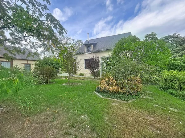 Maison 3 chambres avec terrain de 25000 M² et dépendances