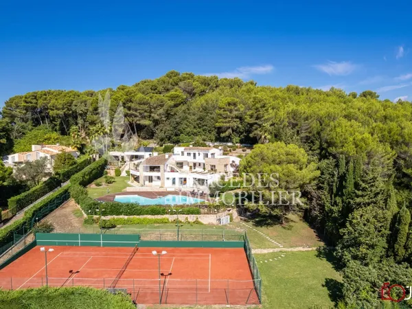 Mougins - Propriété d'envergure avec tennis