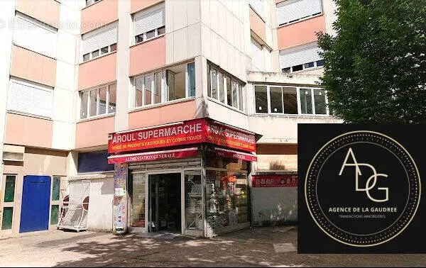 Commerce 303 m²