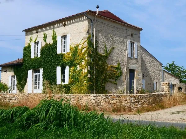 Belle maison ancienne au milieu des vignes