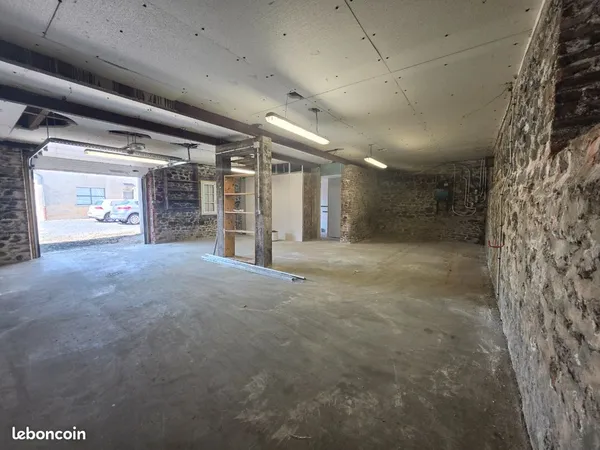 ​🏢 À LOUER - Grand Local / Garage de 100 m² avec Bureau & Sanitaires
