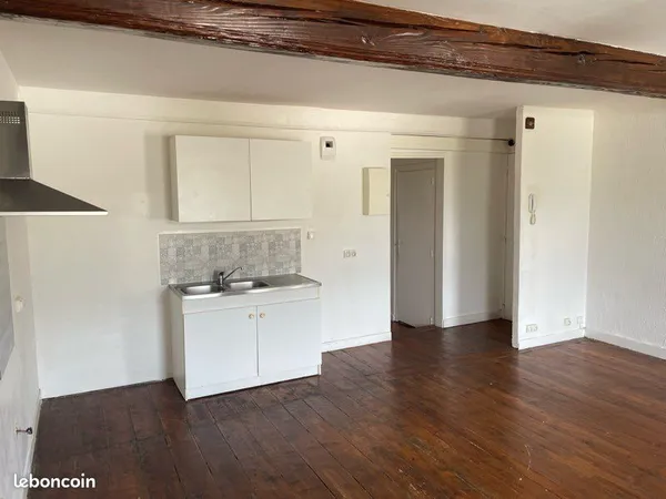 T3 Riom 64 m2 parquet et poutre apparente