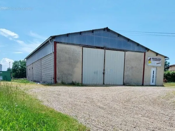 MONSEGUR, bâtiment réhabilitable, terrain d'envrion 1684 m²