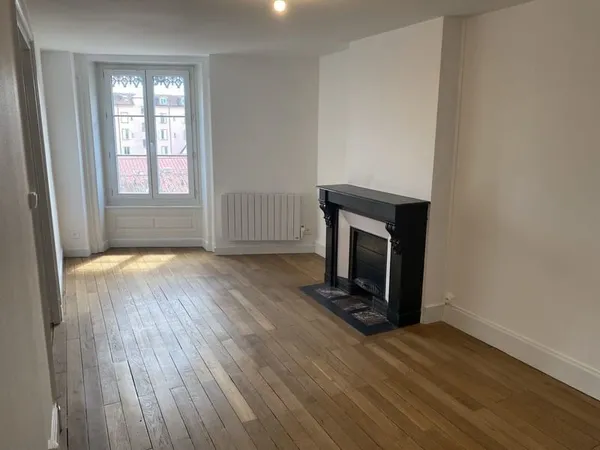 A DEUX PAS DE LA GARE TRES BEL APPARTEMENT AVEC CACHET