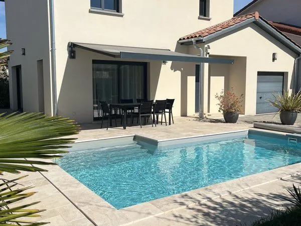 Maison contemporaine avec piscine et climatisation de 105m2