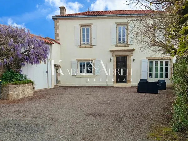 Maison bourgeoise de village avec garage, dépendance et jardin