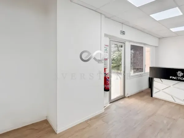 Local 683 m²