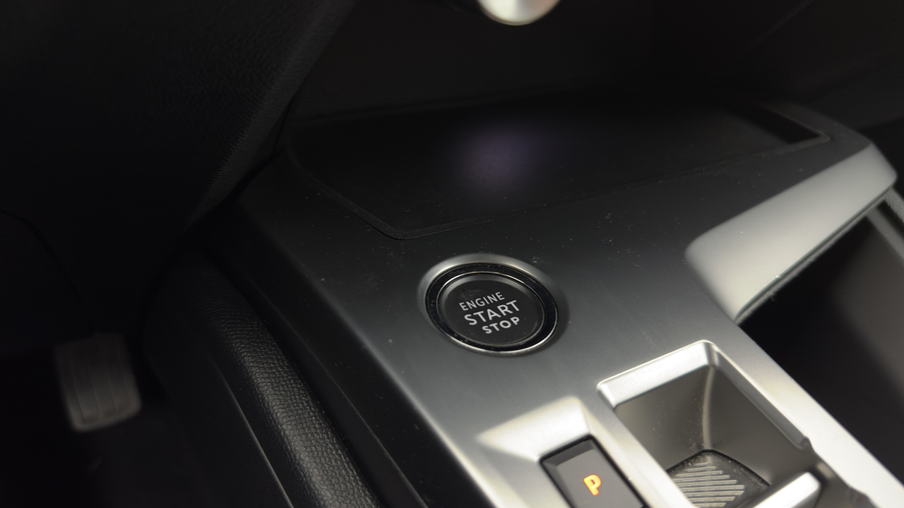 Peugeot 308 SW PHEV 180 e-EAT8 — photo 28
