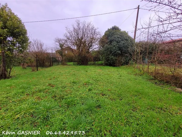 RUELLE SUR TOUVRE (16600) : Terrain constructible de 650m2