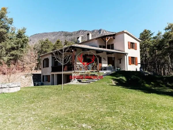 Maison traditionnelle de 6 pièces à vendre à Veynes, entourée de nature