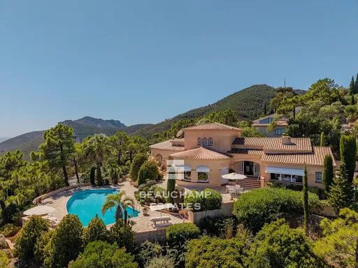 Villa 9 pièces 234 m²