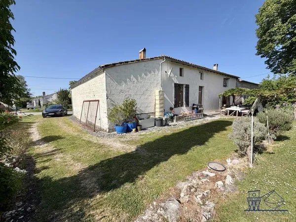 Maison charentaise en cours de rénovation avec terrain et garag