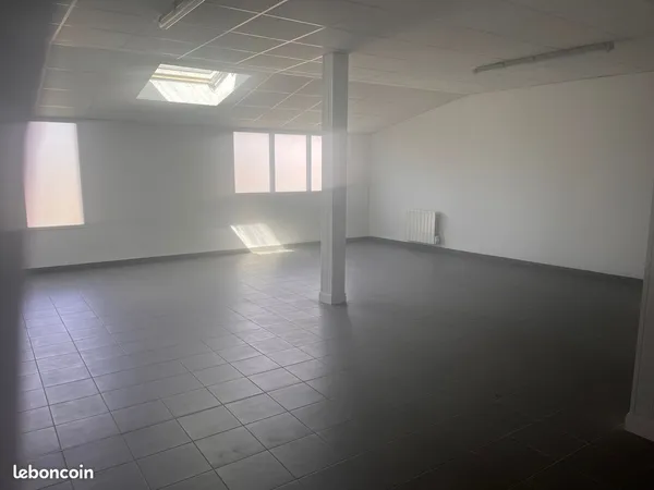 Local commercial avec bureau