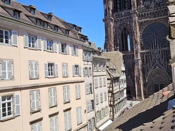 Au pied de la cathédrale de Strasbourg